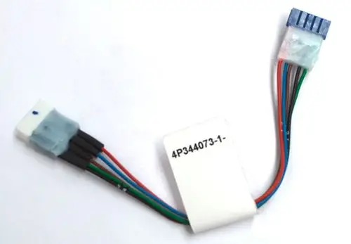 Daikin Kabelbaum mit mehreren farbigen Drähten und zwei Steckverbindern. Ein Stecker hat eine weiße Kunststoffummantelung, der andere ist blau.